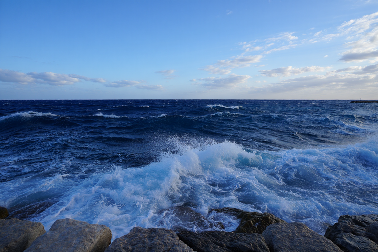 Navire affrontant houle et vagues en mer Méditerranée